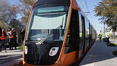 Συρμός του τραμ συγκρούστηκε με βαν στον Άλιμο