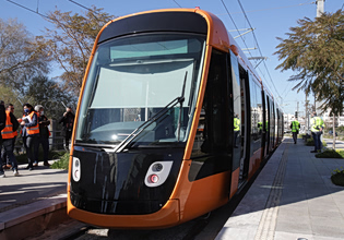 Συρμός του τραμ συγκρούστηκε με βαν στον Άλιμο