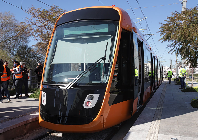 Συρμός του τραμ συγκρούστηκε με βαν στον Άλιμο