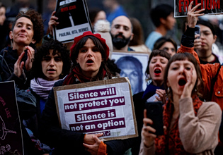 Σε «θλιβερά χαμηλά επίπεδα» η κάλυψη της βίας κατά των γυναικών από τα ΜΜΕ