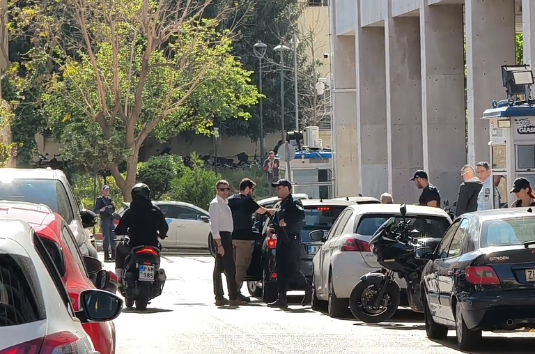 «Θα είμαι σε όλα τα δελτία ειδήσεων» - Όσα είπε ο 89χρονος πιστολέρο στον αστυνομικό που τον συνέλαβε