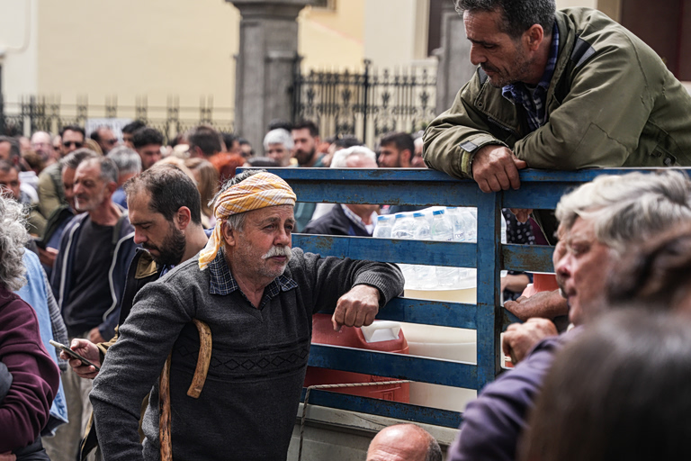 Αφθώδης πυρετός στη Λέσβο: Kλειστό λιμάνι, μπλόκα, άδεια ράφια στα super market και ο ιός να ταξιδεύει σε όλο το νησί