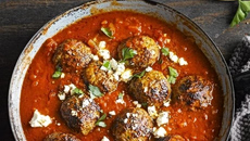 Συνταγή: Κεφτέδες κοκκινιστοί με φέτα