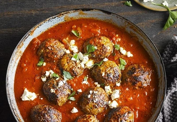 Συνταγή: Κεφτέδες κοκκινιστοί με φέτα