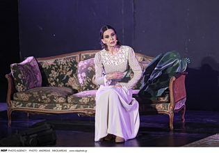 Κάτια Δανδουλάκη: «Δανείστηκα από φίλους να στηρίξω τις δουλειές μου»