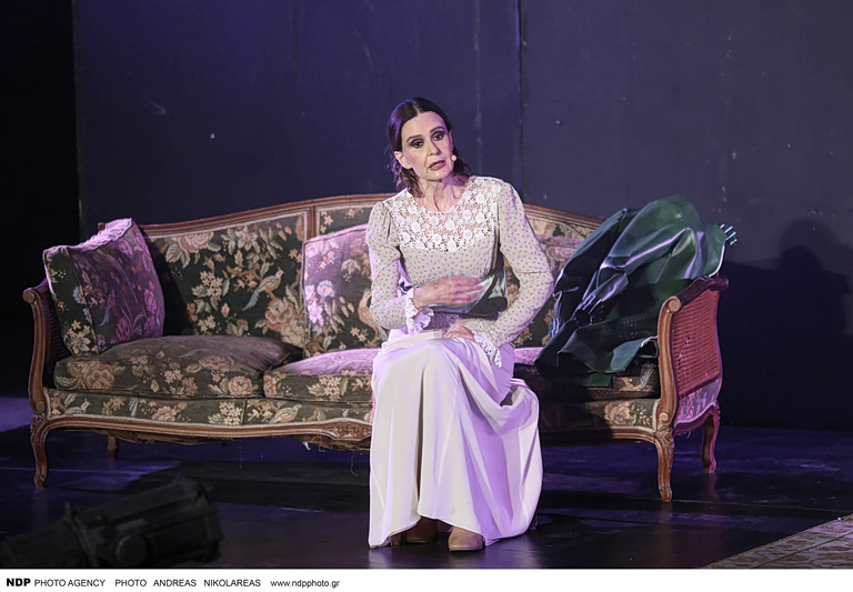 Κάτια Δανδουλάκη: «Δανείστηκα από φίλους να στηρίξω τις δουλειές μου»