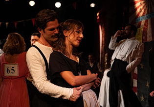 «Σκοτώνουν τα άλογα όταν γεράσουν»: 8 επιπλέον παραστάσεις στο θέατρο Εν Αθήναις