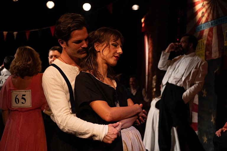 «Σκοτώνουν τα άλογα όταν γεράσουν»: 8 επιπλέον παραστάσεις στο θέατρο Εν Αθήναις