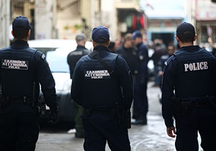 Συνελήφθησαν δύο αστυνομικοί μετά από άγριο καυγά μεταξύ τους εν ώρα υπηρεσίας στην περιοχή της Ακρόπολης