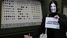 Βερολίνο: Ακτιβίστρια κόλλησε το σώμα της σε βιτρίνα μουσείου