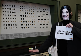 Βερολίνο: Ακτιβίστρια «κόλλησε» το σώμα της σε βιτρίνα μουσείου