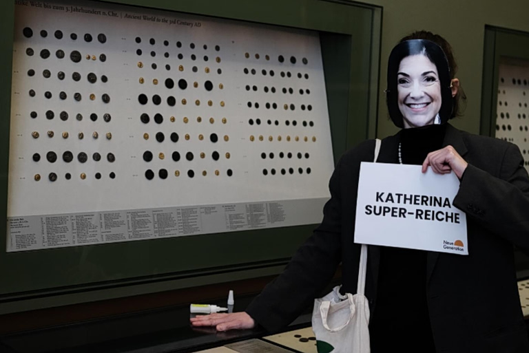 Βερολίνο: Ακτιβίστρια κόλλησε το σώμα της σε βιτρίνα μουσείου