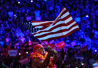 Σεξ, σκάνδαλα και ΜAGA: Η σειρά του Netflix για την άνοδο και την πτώση του Χαλκ Χόγκαν