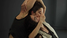 «Bones»: Η Τέτη Νικολοπούλου δημιουργεί μια παράσταση χορού για τη σχέση ψυχής και σώματος