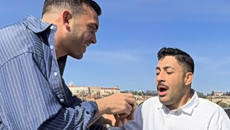 Ιάσονας Μανδηλάς: Η εν πλω πρόταση γάμου στον σύντροφό του