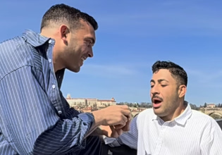 Ιάσονας Μανδηλάς: Η εν πλω πρόταση γάμου στον σύντροφό του