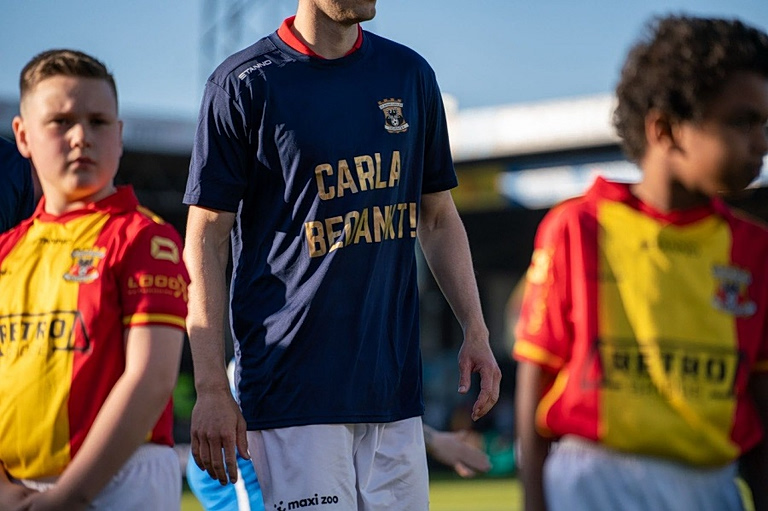 Η υπόκλιση στην Κάρλα, είναι το ποδόσφαιρο (που θέλεις να υπάρχει)...