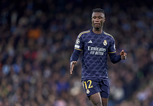 Ο Καμαβινγκά χάνει στη Ρεάλ και κερδίζει στην Premier League