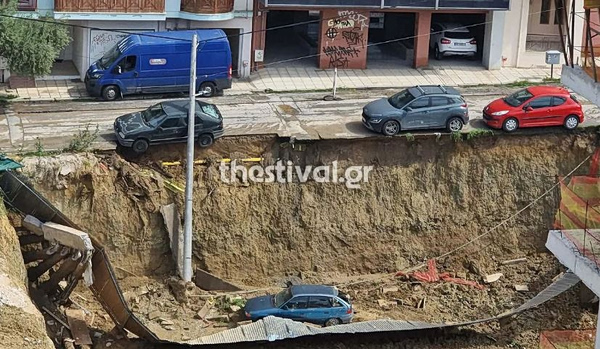 Θεσσαλονίκη: Κατέρρευσε τοιχίο σε εργοτάξιο – Αυτοκίνητα κρέμονται στον αέρα, ένα έπεσε στο κενό