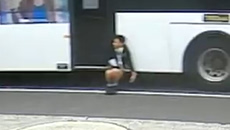Αυστραλία: Παγιδευμένος 12χρονος κρέμεται από πόρτα λεωφορείου για 350 μέτρα