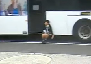 Αυστραλία: Παγιδευμένος 12χρονος κρέμεται από πόρτα λεωφορείου για 350 μέτρα