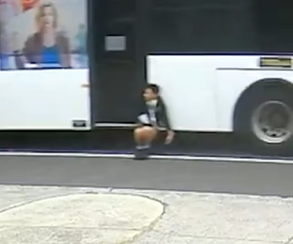 Αυστραλία: Παγιδευμένος 12χρονος κρέμεται από πόρτα λεωφορείου για 350 μέτρα