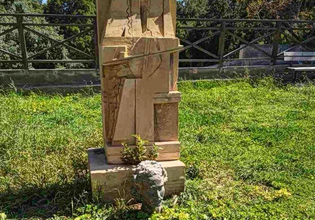 Ηράκλειο: Βανδαλισμός ή φυσική φθορά ο αποκεφαλισμός της προτομής του Νίκου Ξυλούρη;