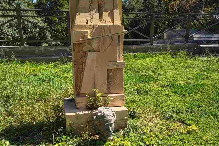 Ηράκλειο: Βανδαλισμός ή φυσική φθορά ο αποκεφαλισμός της προτομής του Νίκου Ξυλούρη; – Τι λέει η αντιδήμαρχος