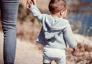 «Νταντάδες της γειτονιάς»: Οι δικαιούχοι – Πώς θα γίνουν οι αιτήσεις