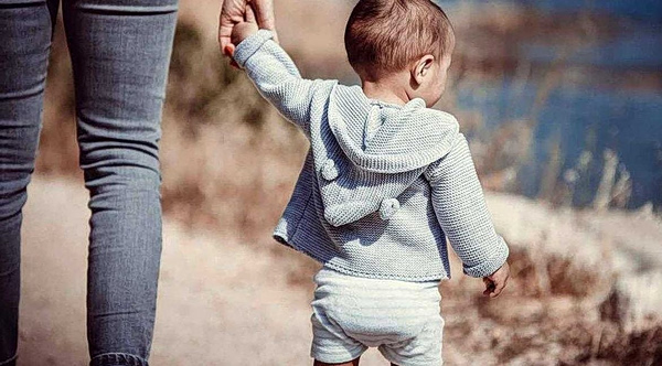 «Νταντάδες της γειτονιάς»: Οι δικαιούχοι – Πώς θα γίνουν οι αιτήσεις