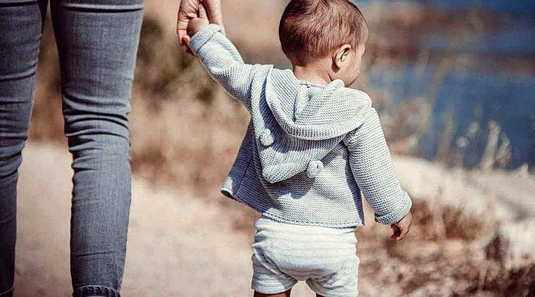 «Νταντάδες της γειτονιάς»: Οι δικαιούχοι – Πώς θα γίνουν οι αιτήσεις