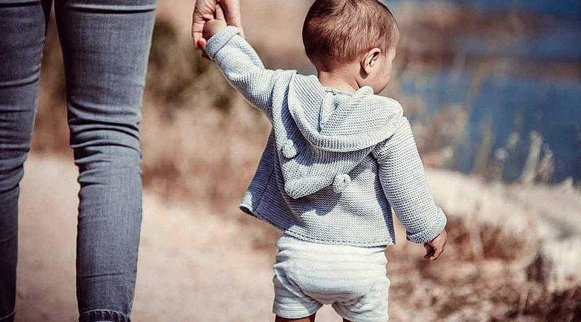 «Νταντάδες της γειτονιάς»: Οι δικαιούχοι – Πώς θα γίνουν οι αιτήσεις