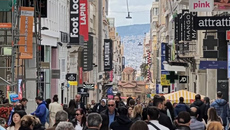 Κυριακή με ανοιχτά καταστήματα – Γεμάτη η Ερμού από κόσμο