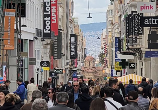 Κυριακή με ανοιχτά καταστήματα – Γεμάτη η Ερμού από κόσμο