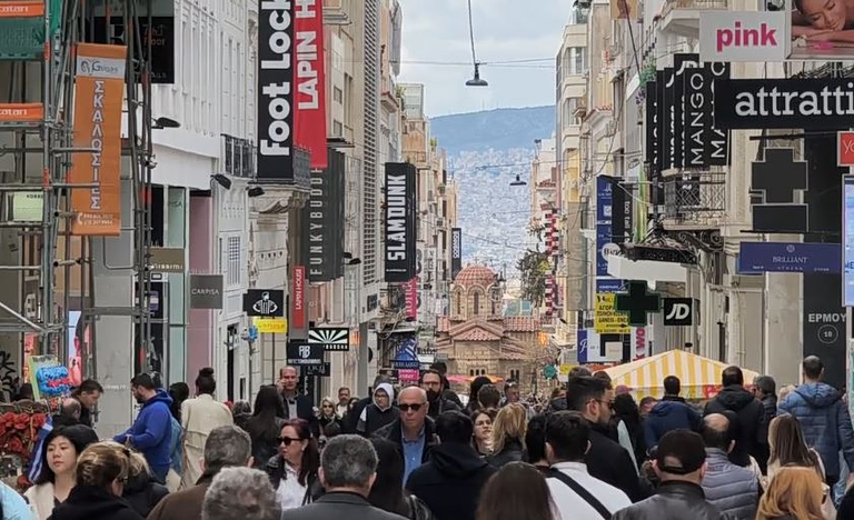Κυριακή με ανοιχτά καταστήματα – Γεμάτη η Ερμού από κόσμο