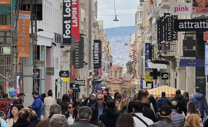 Κυριακή με ανοιχτά καταστήματα – Γεμάτη η Ερμού από κόσμο