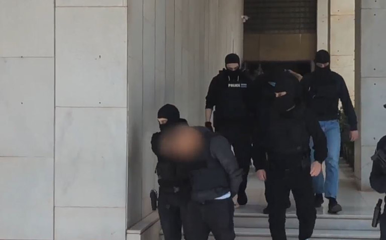 Δολοφονία στον Άγιο Δημήτριο: Η έξοδος του δράστη και των τριών ακόμη συλληφθέντων από τη ΓΑΔΑ