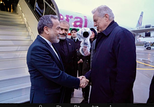 Στη Ρωσία έφτασε ο Αραγτσί, θα συναντηθεί με Πούτιν – «Οι υπερβολικές απαιτήσεις των ΗΠΑ εμπόδισαν τις διαπραγματεύσεις»