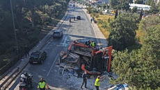 Κίνηση στους δρόμους: Ντελαπάρισε φορτηγό στη Βουλιαγμένη – Σημειωτόν τα αυτοκίνητα στο λεκανοπέδιο