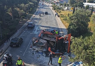 Κίνηση στους δρόμους: Ντελαπάρισε φορτηγό στη Βουλιαγμένη – Σημειωτόν τα αυτοκίνητα στο λεκανοπέδιο