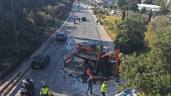 Κίνηση στους δρόμους: Ντελαπάρισε φορτηγό στη Βουλιαγμένη – Σημειωτόν τα αυτοκίνητα στο λεκανοπέδιο