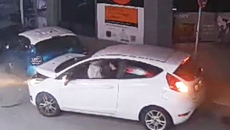 Χανιά: Η στιγμή που οδηγός ΙΧ χάνει τον έλεγχο και «καρφώνεται» σε σταθμευμένα αυτοκίνητα