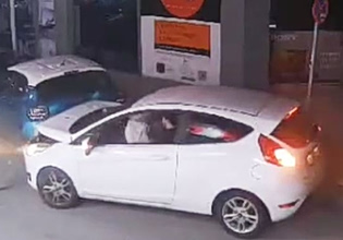 Χανιά: Η στιγμή που οδηγός ΙΧ χάνει τον έλεγχο και «καρφώνεται» σε σταθμευμένα αυτοκίνητα