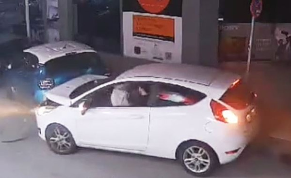 Χανιά: Η στιγμή που οδηγός ΙΧ χάνει τον έλεγχο και «καρφώνεται» σε σταθμευμένα αυτοκίνητα