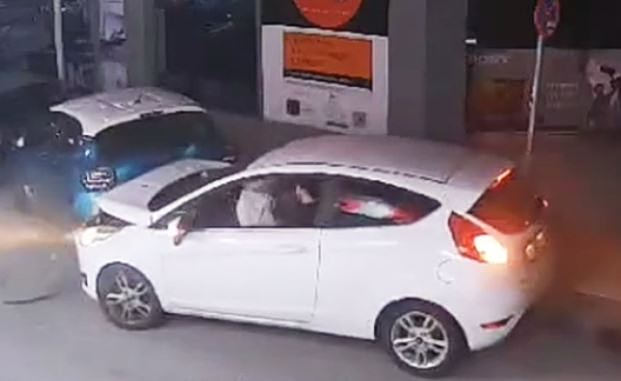 Χανιά: Η στιγμή που οδηγός ΙΧ χάνει τον έλεγχο και «καρφώνεται» σε σταθμευμένα αυτοκίνητα