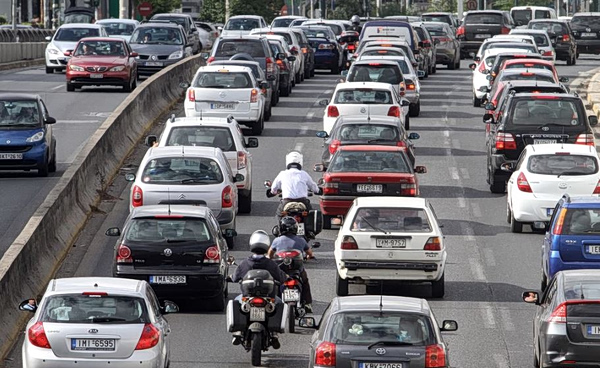 Χάος στους δρόμους – Στο «κόκκινο» η κίνηση στον Κηφισό και στην Αττική Οδό