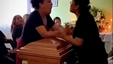 Μεξικό: Αδιανόητος καβγάς πάνω από φέρετρο – Ερωμένες διαπίστωσαν ότι έκλαιγαν τον ίδιο άντρα