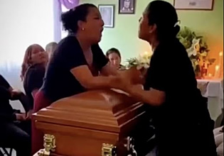 Μεξικό: Αδιανόητος καβγάς πάνω από φέρετρο – Ερωμένες διαπίστωσαν ότι έκλαιγαν τον ίδιο άντρα