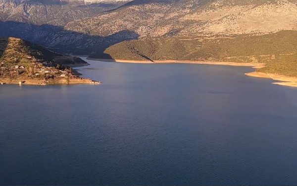 Μόρνος: Τριπλασιάστηκαν τα αποθέματα νερού – Βυθίστηκε ξανά το χωριό Κάλλιο