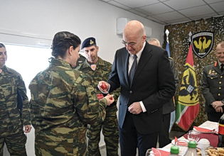 Δένδιας: Στο επιτηρητικό φυλάκιο «126» στον Έβρο ο ΥΠΕΘΑ